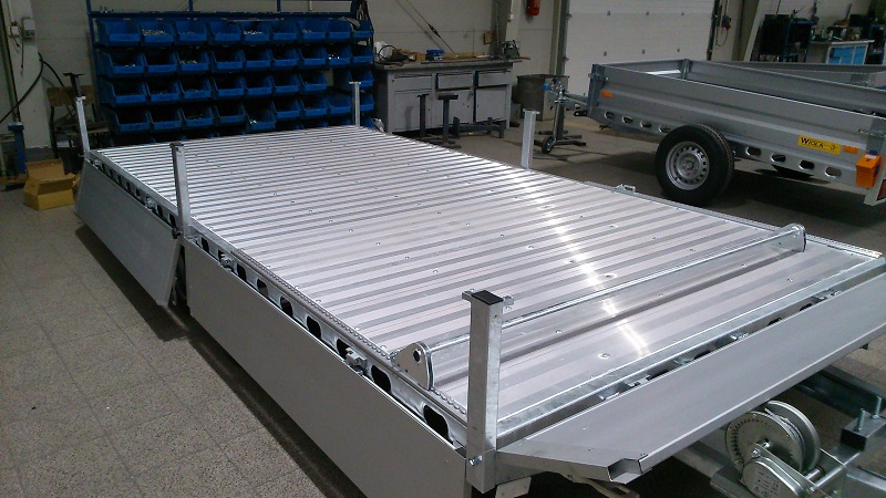 Přívěsný vozík brzděný Wiola plato ALU | 410 x 210 cm | 2700 kg